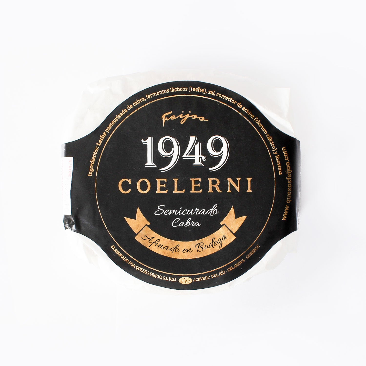 Queso de cabra semicurado Coelerni elaborado en galicia, madurado en bodega. Imagen principal con etiqueta negra, letras doradas y envoltorio en papel blanco.