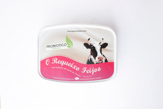 Imagen de tarrina de 500 gramos de Requeixo Feijoo con dibujo de vaca y etiqueta de probiótico natural.