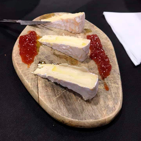 Queso Brie Longa Noite - Porción en Tabla de Quesos (1)