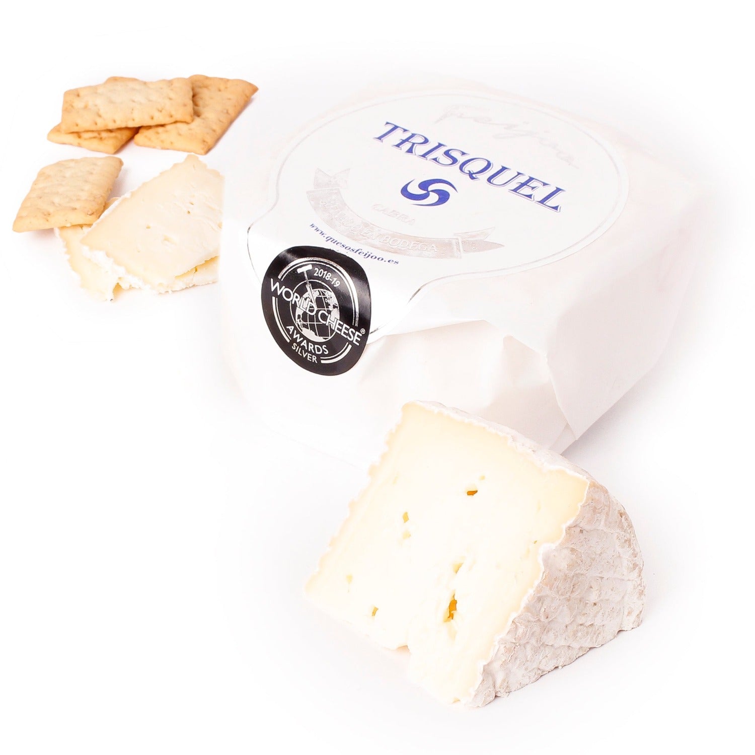 Imagen de queso camembert de cabra Trisquel en su envoltorio junto a un trozo cortado al lado, con letras azules del Trisquel y el logotipo de la medalla del World Cheese Award.