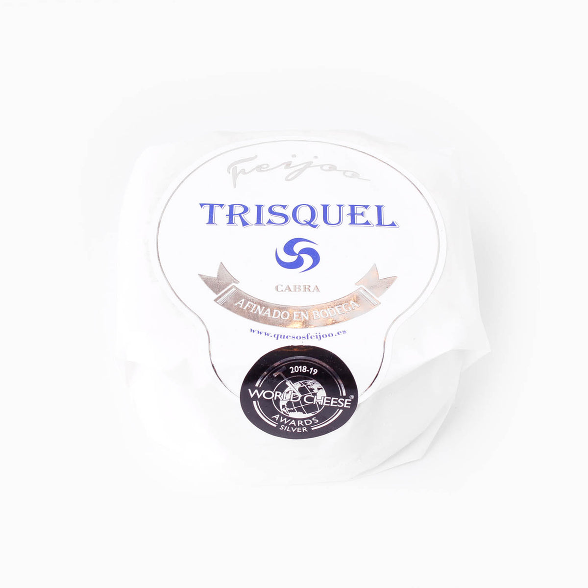 Imagen de queso Camembert de cabra Trisquel en su envoltorio con letras azules del Trisquel y el logotipo de la medalla del World Cheese Award.